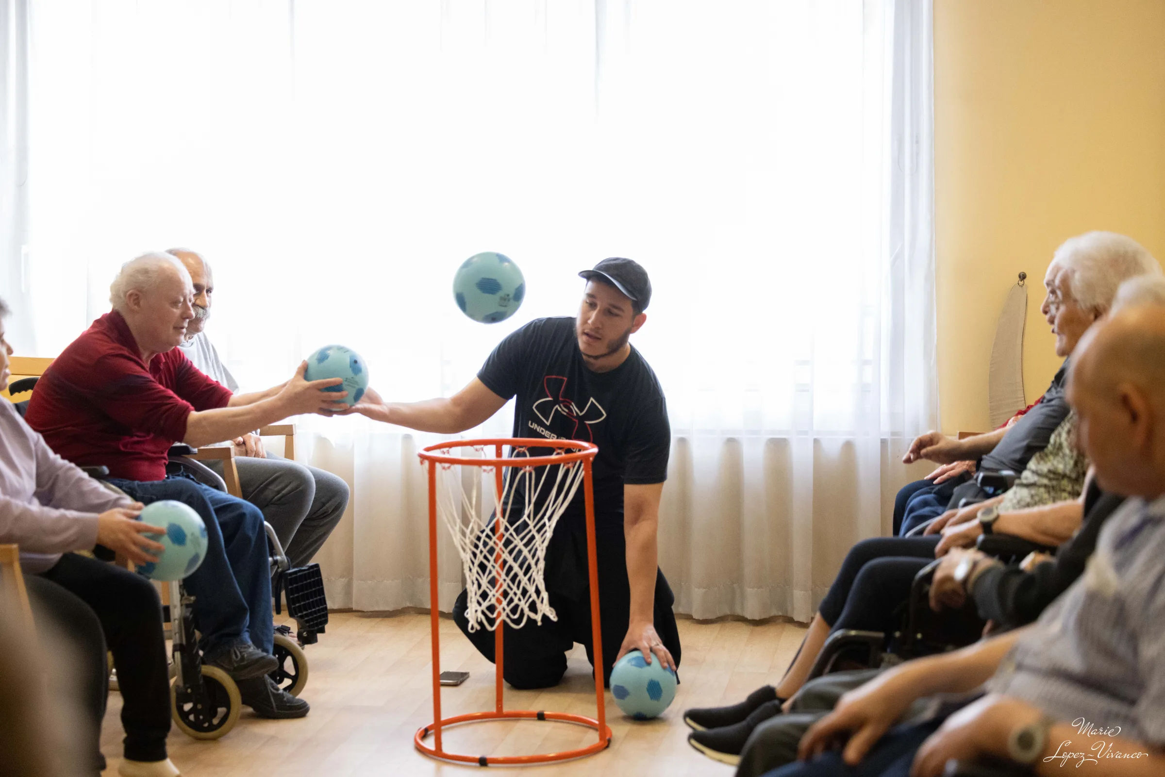 Des personnes âgées participent à une activité sportive adaptée en intérieur